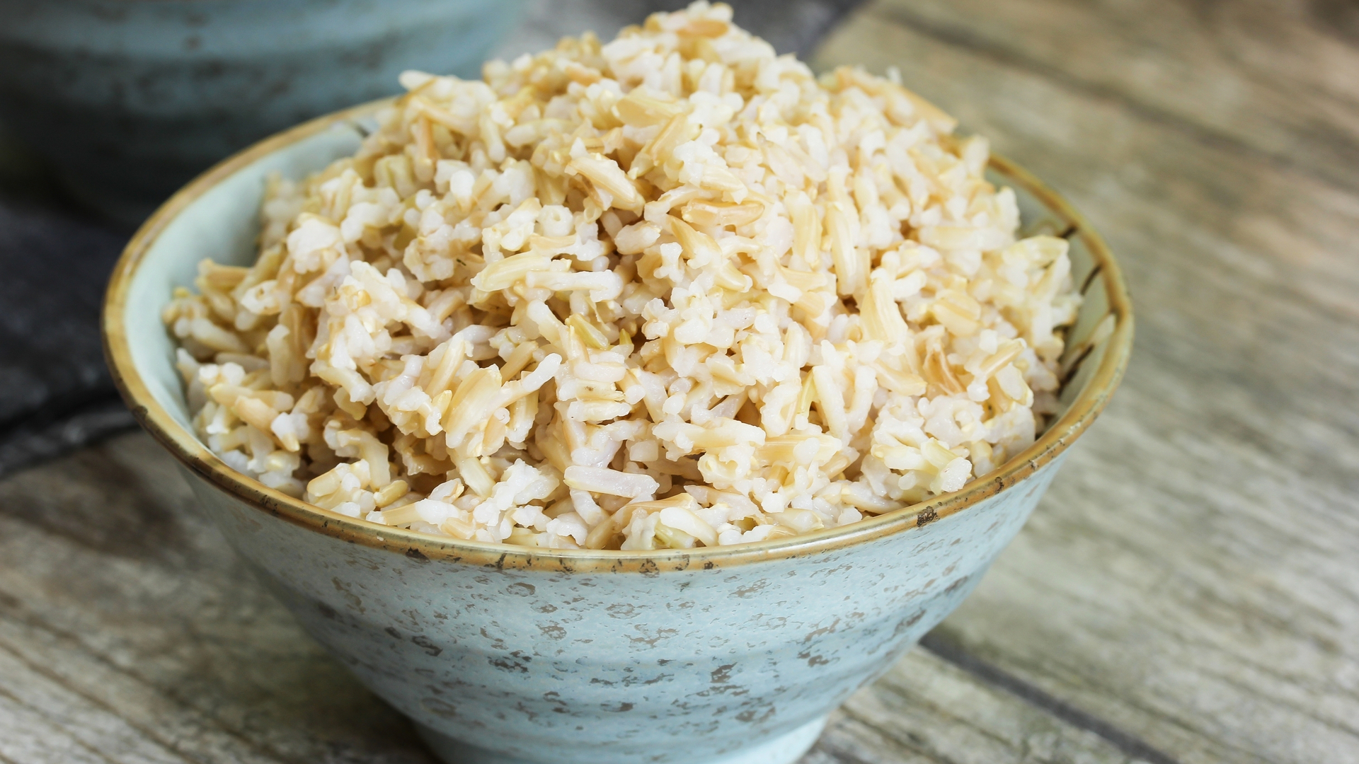 Roulés de chou frisé à la dinde et au riz brun dans un bol bleu