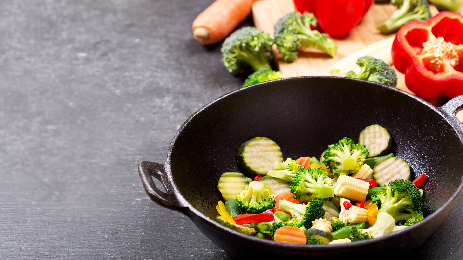 Sauté au poulet et aux légumes  hachés dans un wok noir