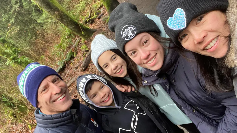 Adrienne Martin, survivante d’un AVC, en compagnie de son mari et de ses trois enfants en forêt.