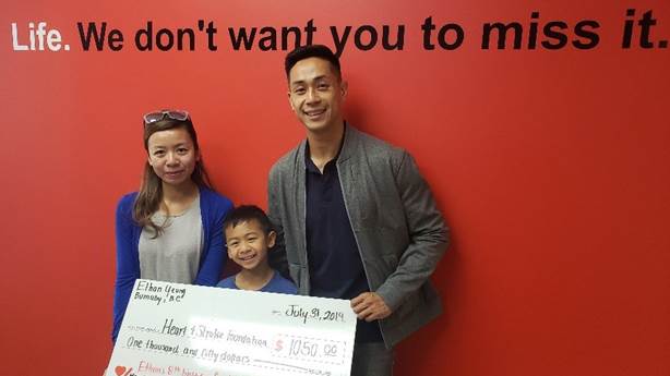 <p>Avec ses parents, Ethan Yeung remet à Cœur + AVC l’argent qu’il a amassé.</p>