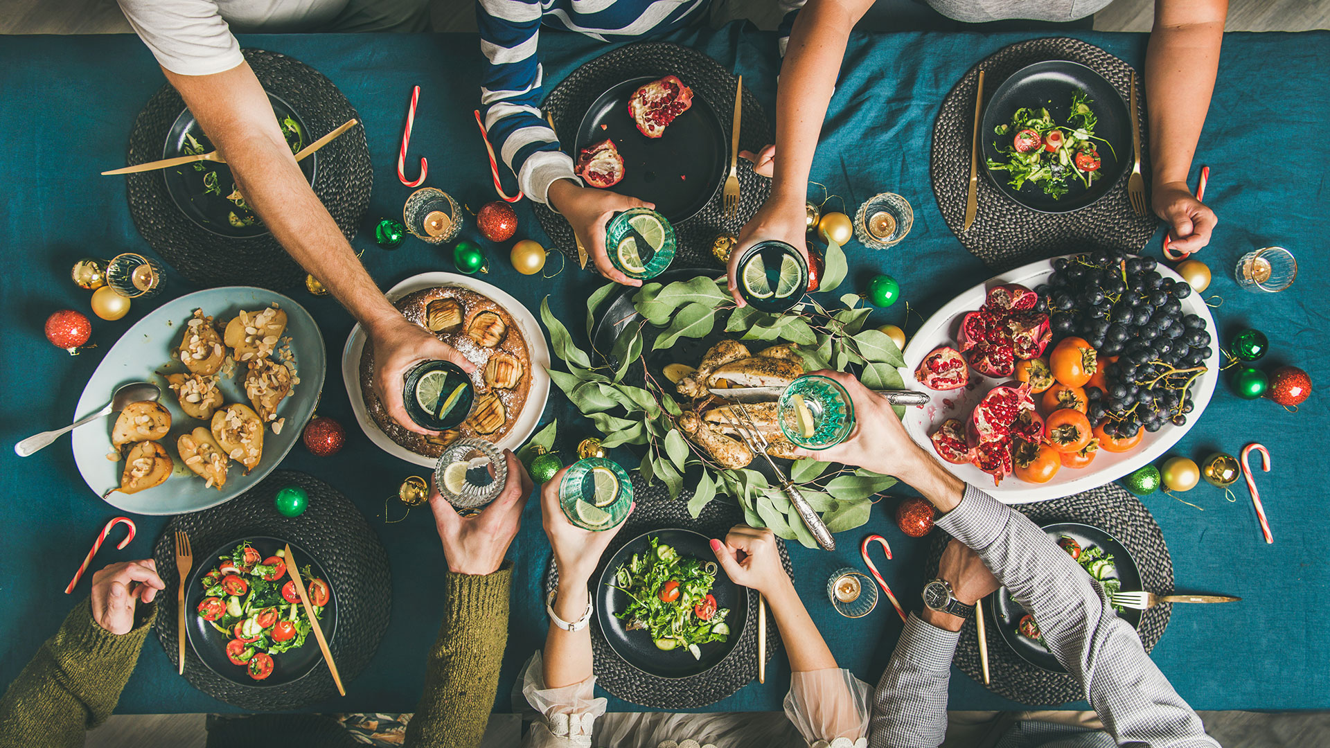  Amis ou famille célébrant un dîner de vacances en bonne santé ensemble