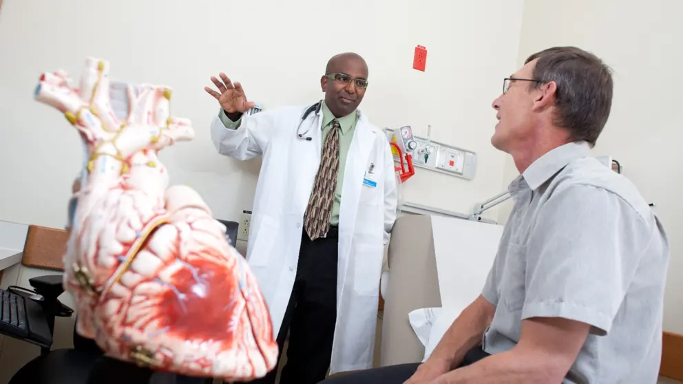 Le Dr Gavin Oudit discute avec un patient.