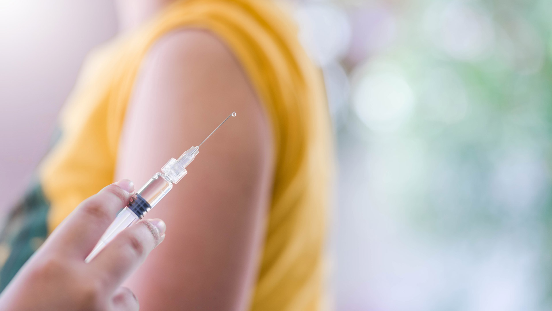 Gros plan d'une injection de vaccin.