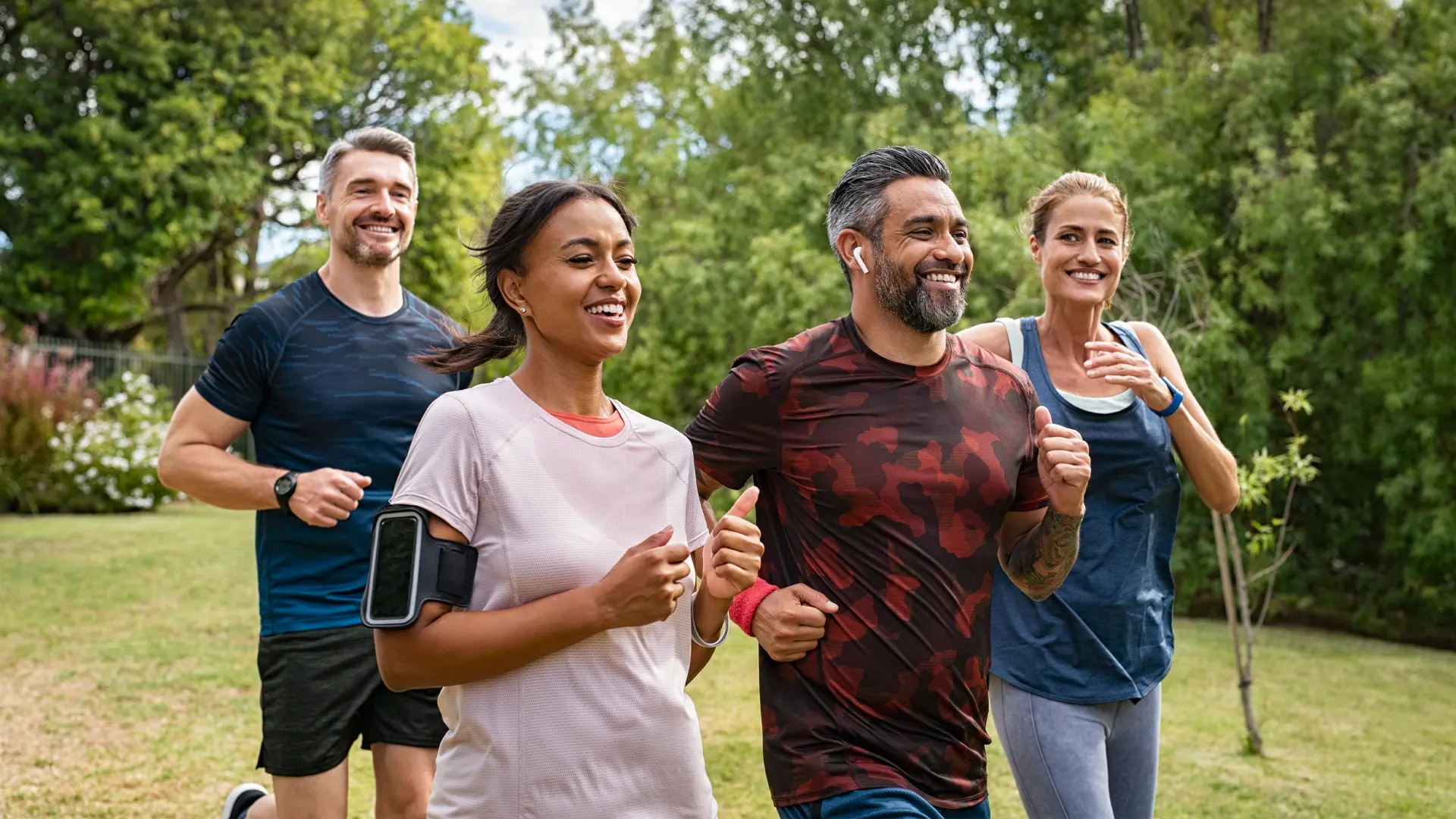 Un petit groupe de personnes faisant du jogging à l’extérieur.