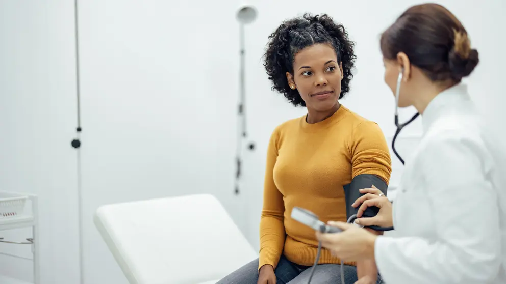 Un professionnel de la santé vérifie la pression artérielle d’une patiente