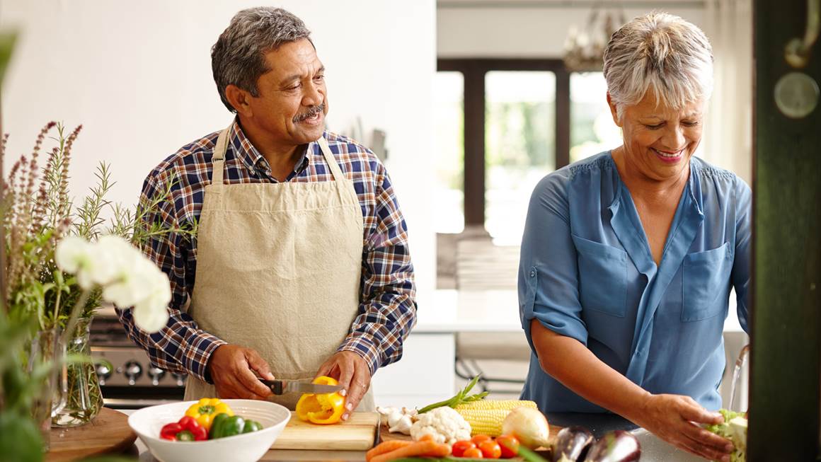 Tir d'un couple de personnes âgées heureux de cuisiner un repas sain ensemble à la maison