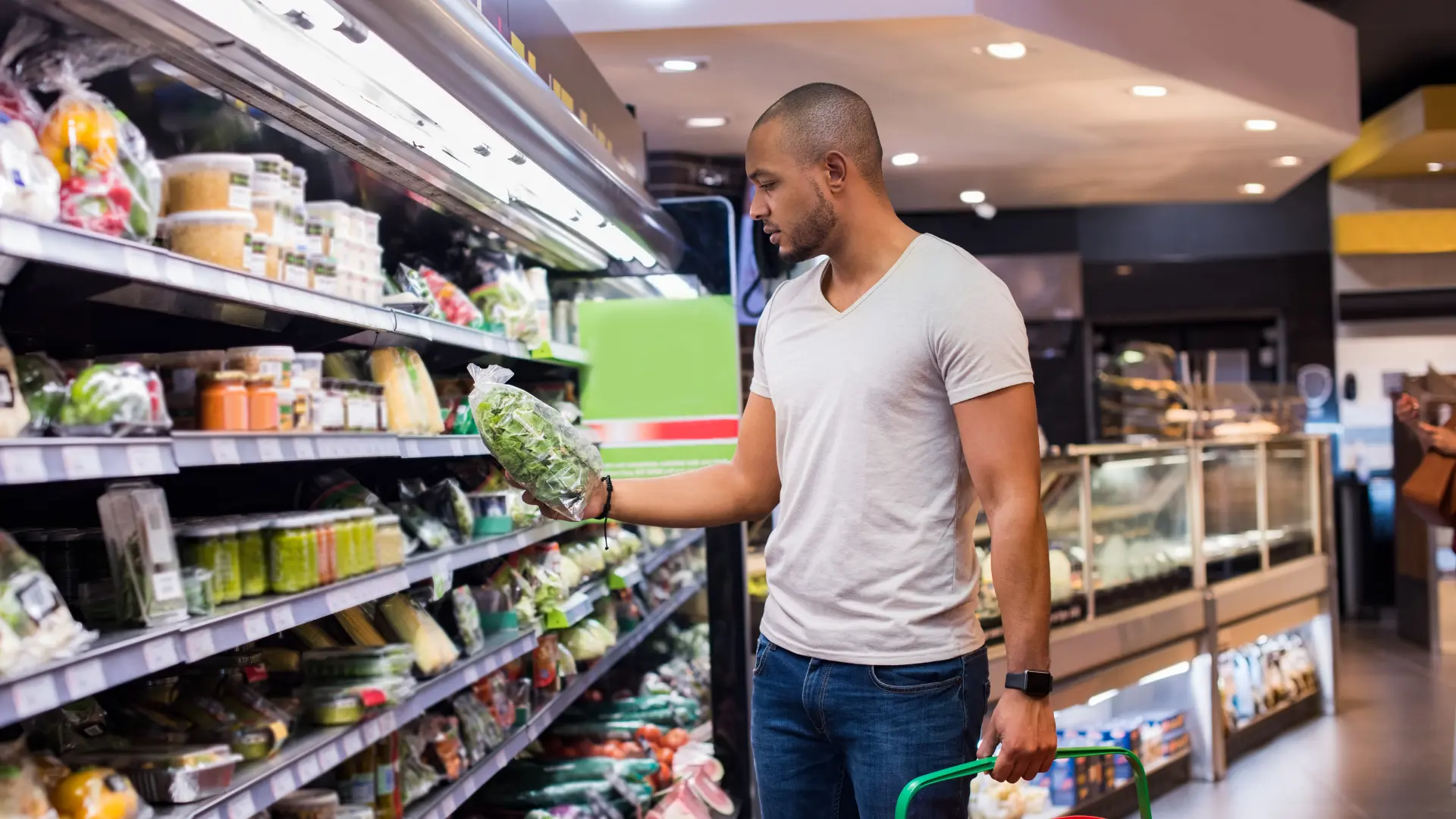 Un homme fait ses courses dans un supermarché.