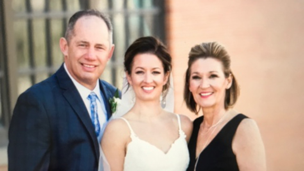 <p>Paul et Penny avec leur fille, Karli, au mariage de cette dernière.</p> <p>Paul et Penny avec leur fille, Karli, au mariage de cette dernière.</p>