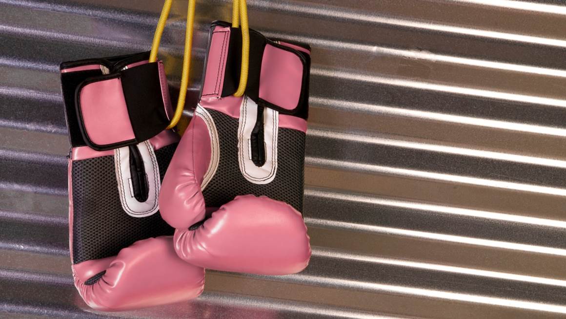 Des gants de boxe roses