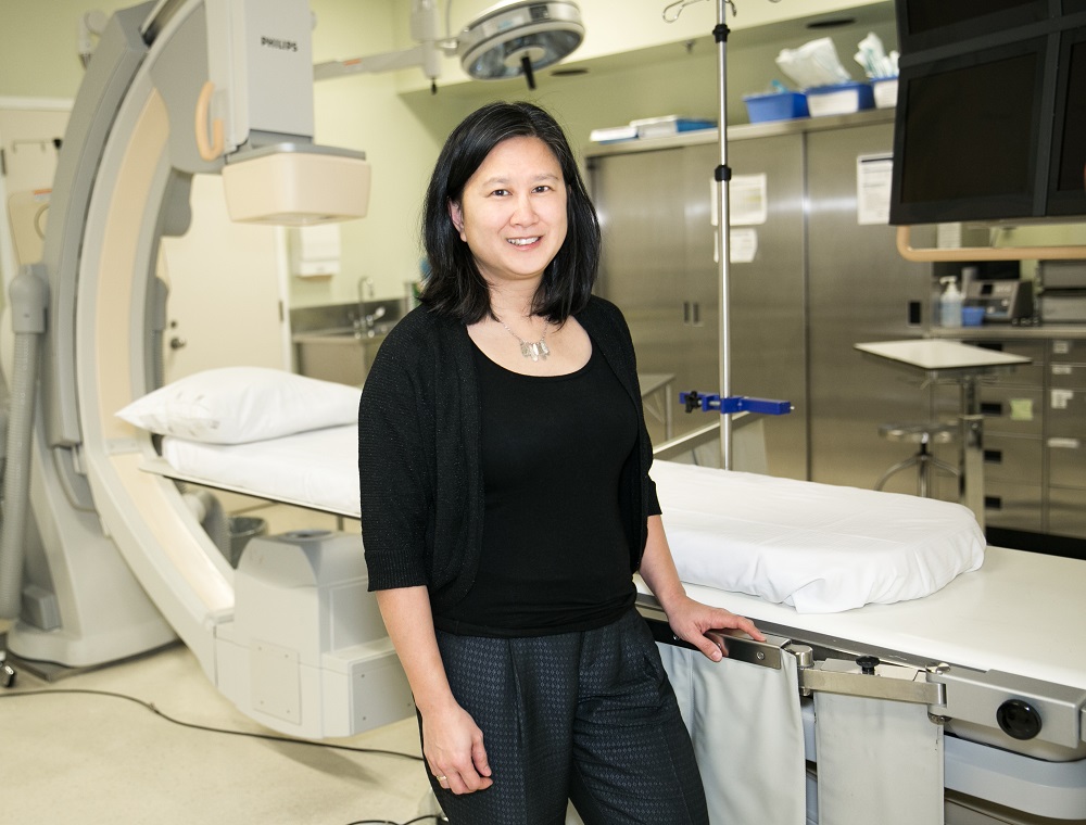 La Docteur Susanna Mak dans une salle de traitement d’hôpital