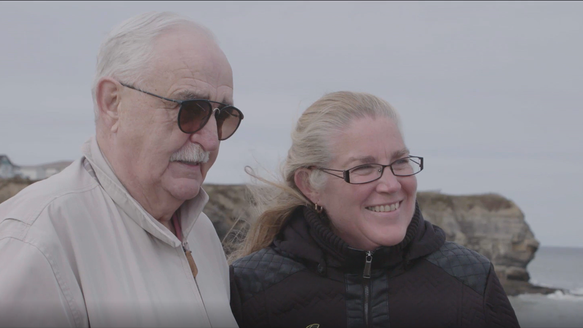 Weldon et Nancy  marchant le long du quai de l’île du Cap-Breton, en Nouvelle-Écosse.