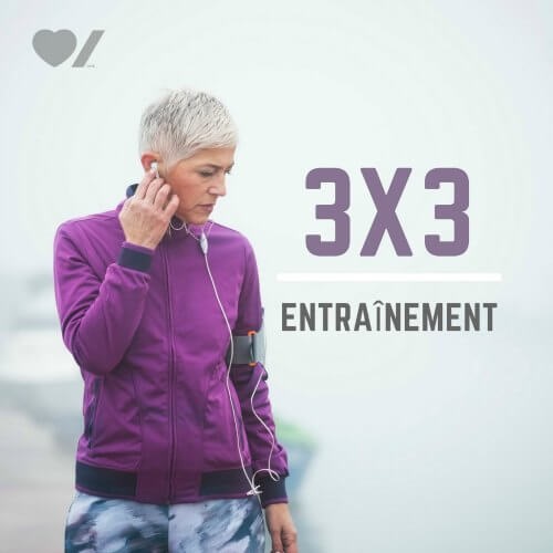 Femme écoutant de la musique exerçant à l'extérieur