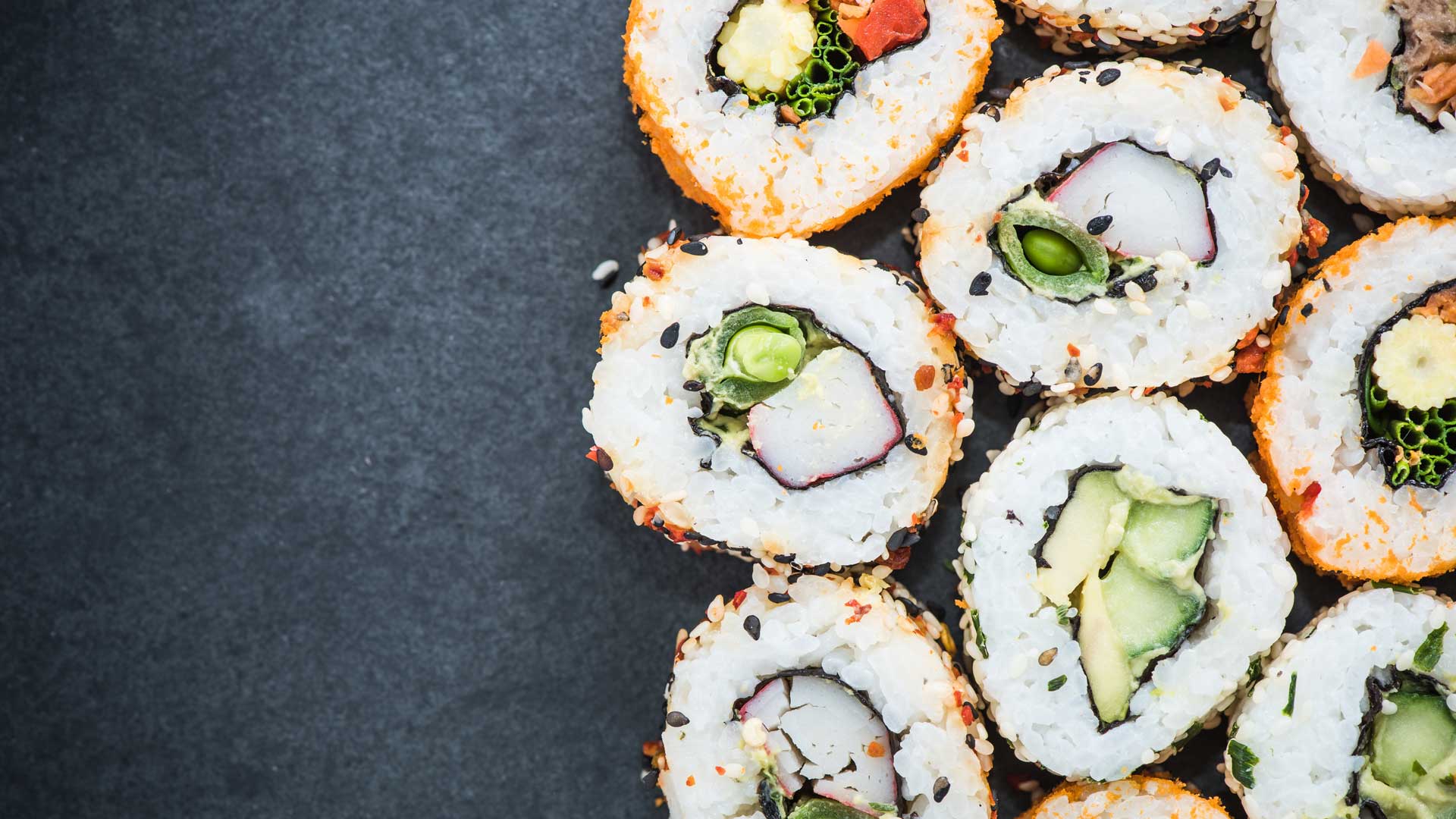 Sushi à l'avocat et le crabe