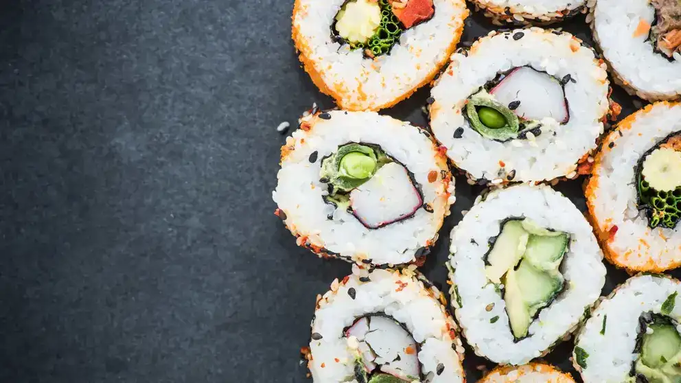 Sushi à l'avocat et le crabe