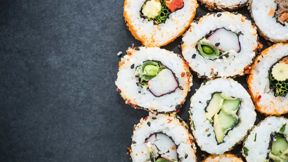Sushi à l'avocat et le crabe