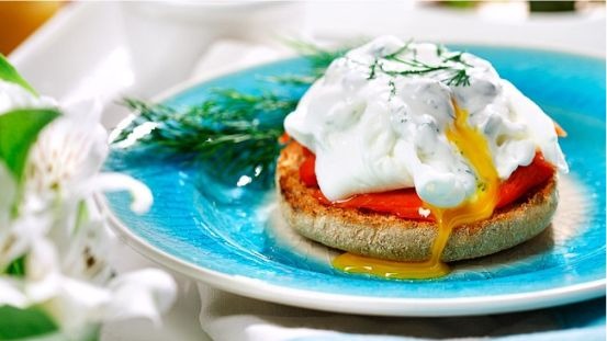 Œufs bénédictine au saumon fumé avec sauce crémeuse d’aneth et de câpres