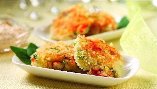 Deux gâteaux de crabe sur la plaque