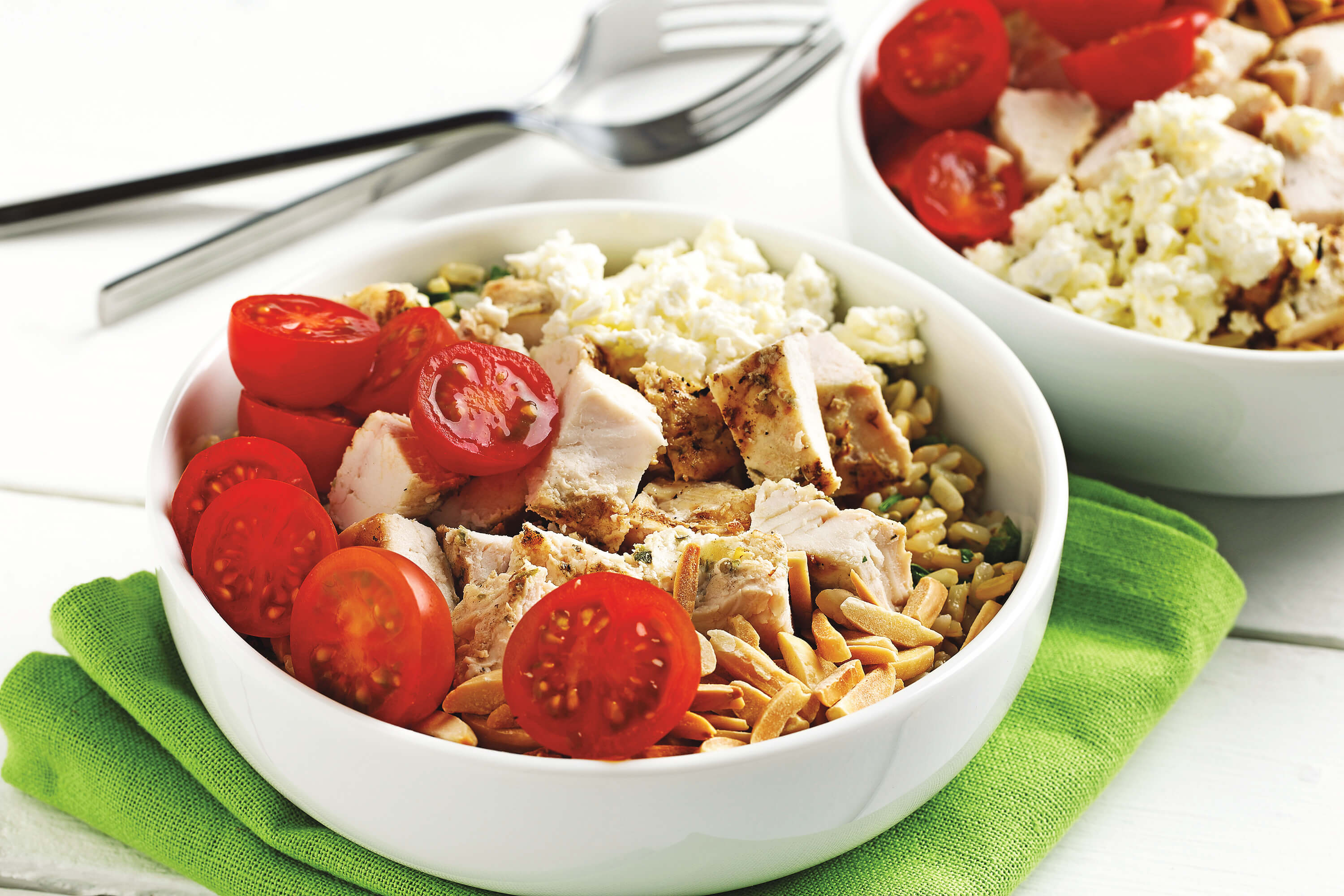 Poulet, tomates, feta et riz brun dans un bol