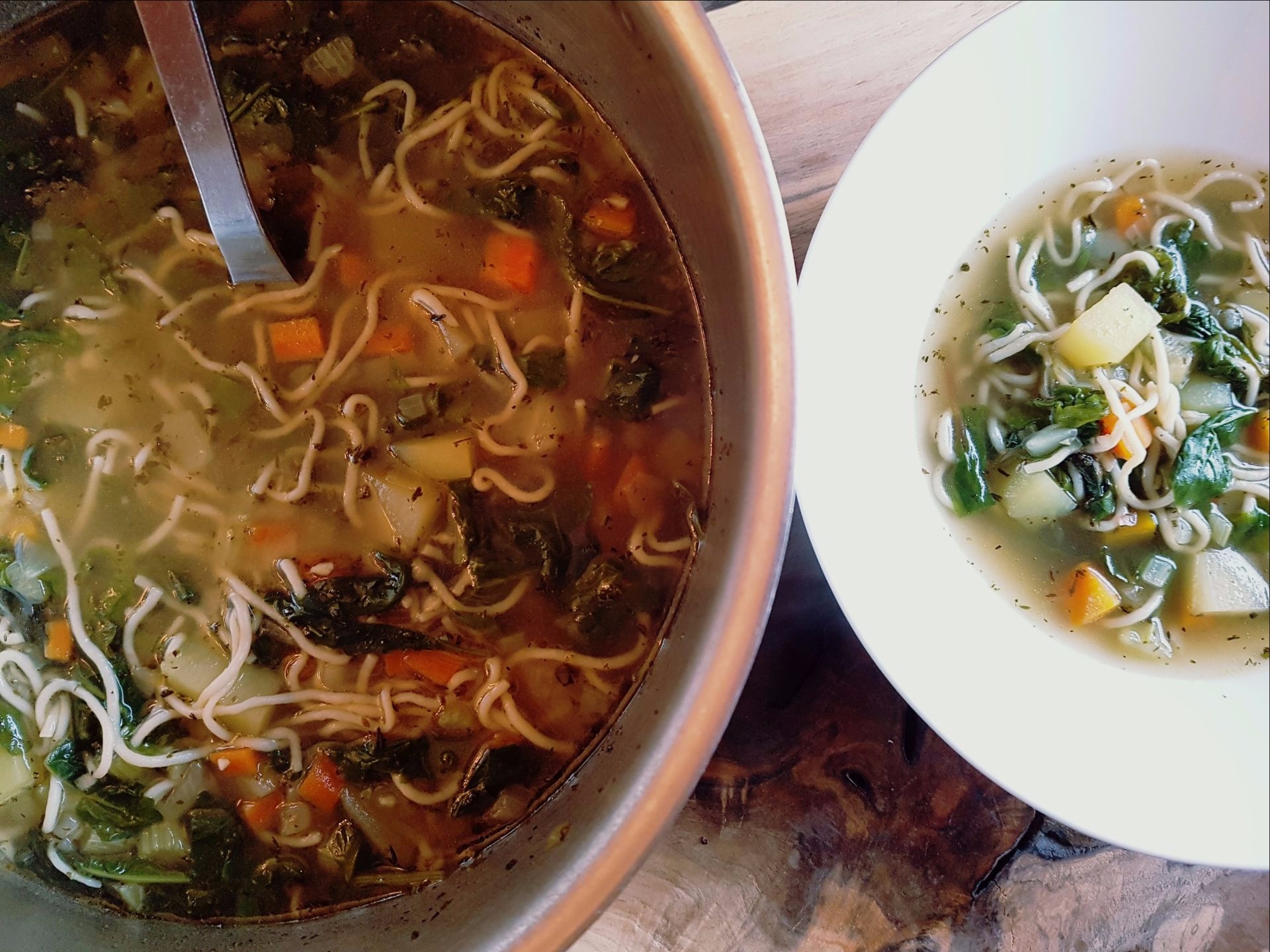 Nouilles. ramen, bouillon, carottes, chauve