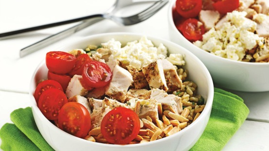 Poulet, tomates, feta et riz brun dans un bol