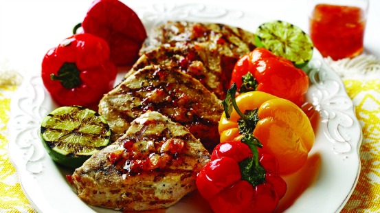 Assiette de porc, petits poivrons, courgettes grillées et sauce