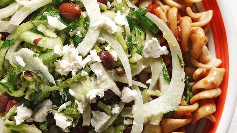 Fusilli aux courgettes râpées, fenouil, feta et haricots noirs