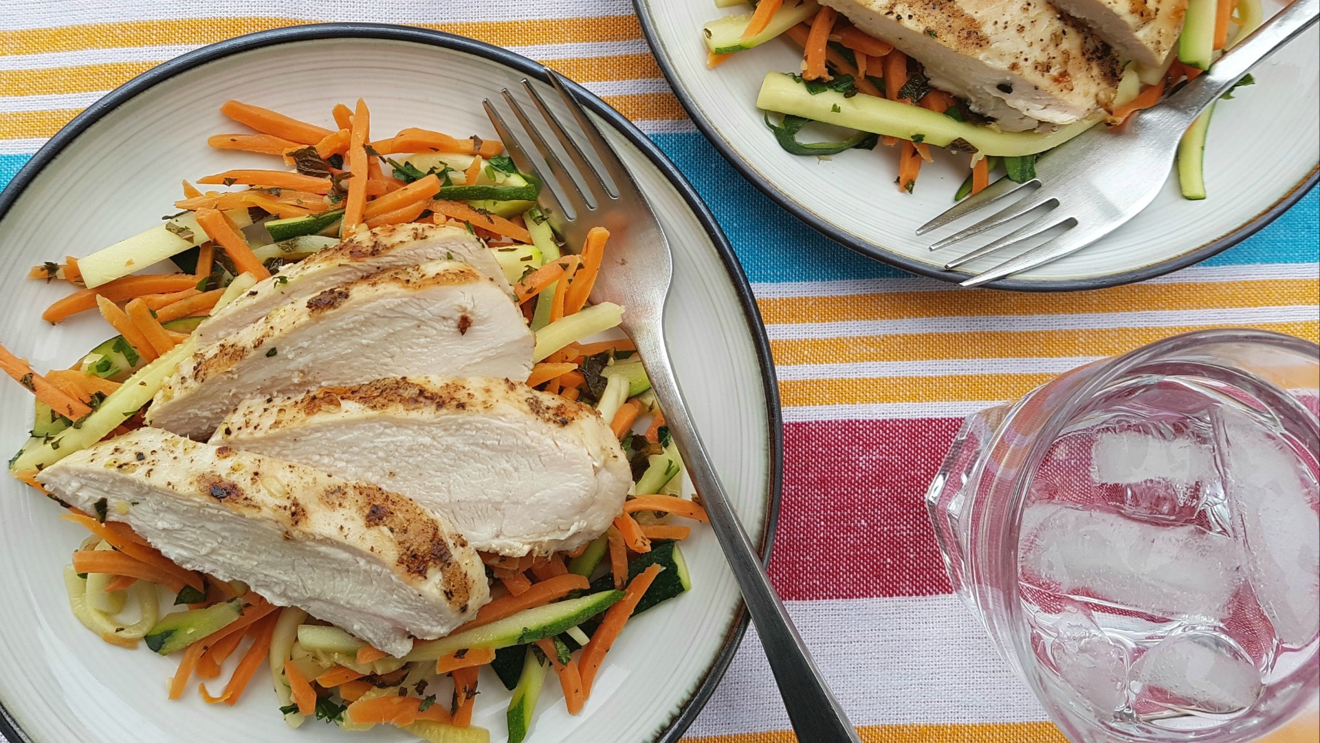  Assiette de poitrine de poulet tranchée avec courgettes et carottes