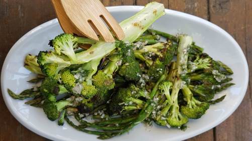  Assiette de brocolis grillés et d'asperges