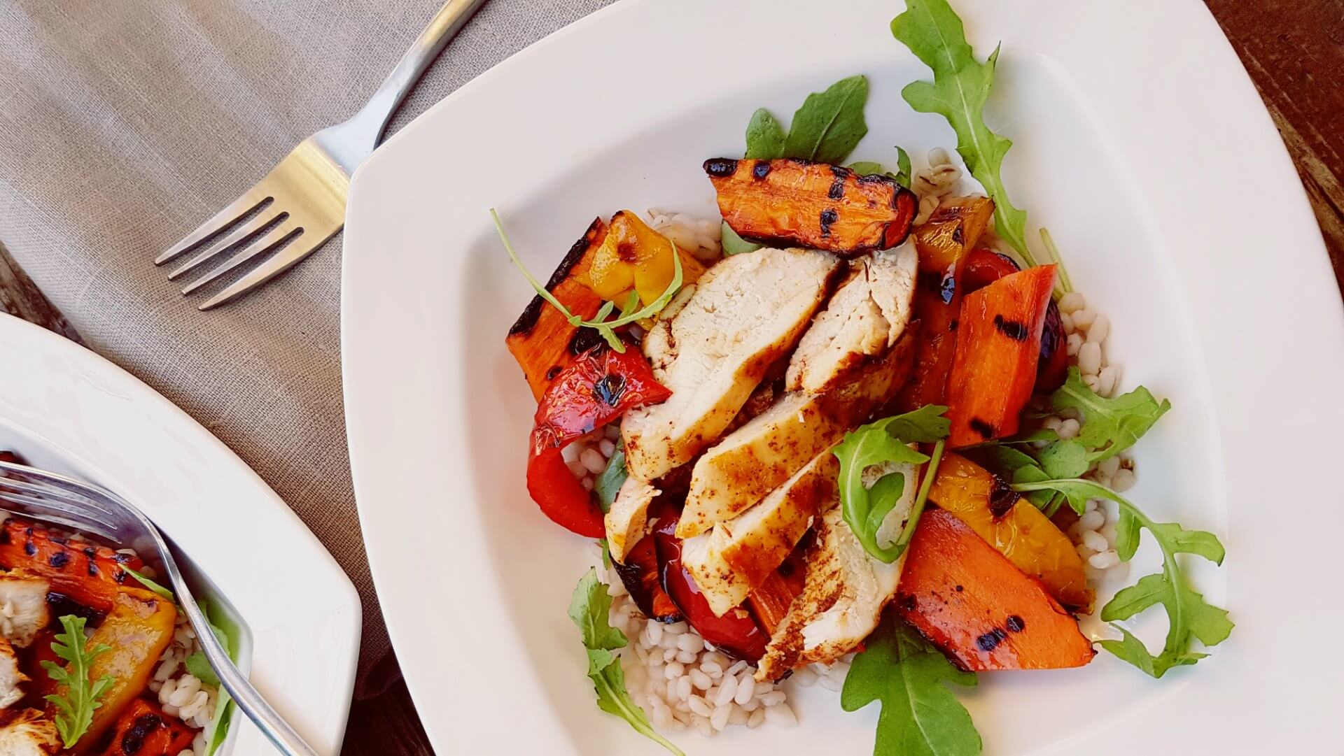  Poulet grillé rond en orge, rugule, patates douces et poivrons rouges