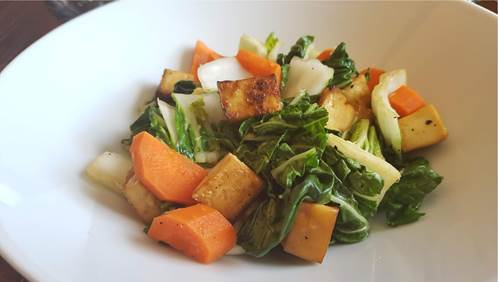 Tofu grillé, carottes et bok choy dans un bol blanc