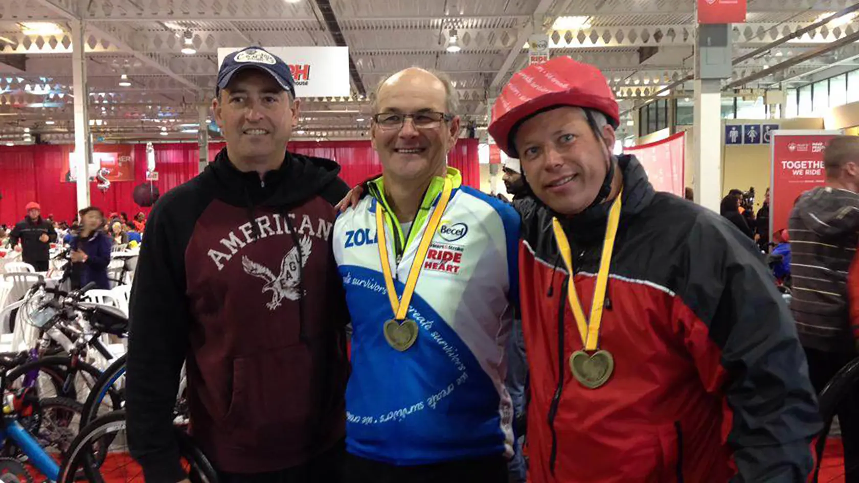  Trois hommes sourient ensemble.