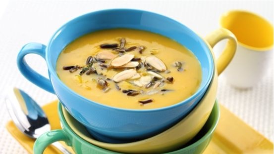 Courge musquée et soupe aux pommes avec riz sauvage et amandes tranchées