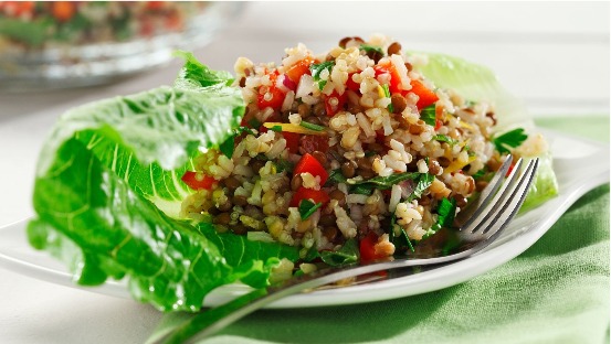Salade aux trois grains avec fromage de chèvre sur une feuille de laitue. 