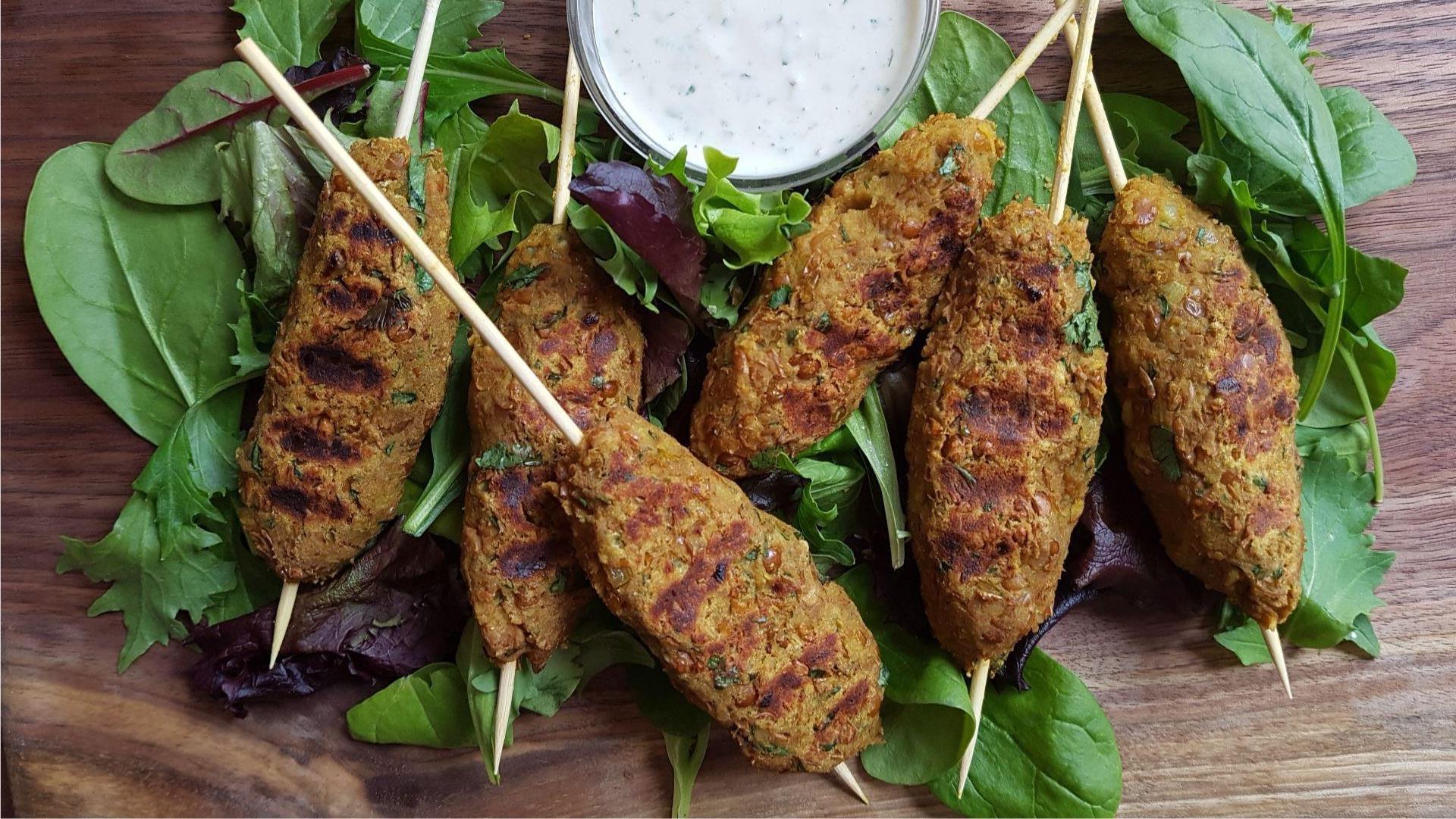 Brochettes de lentilles avec sauce tahini