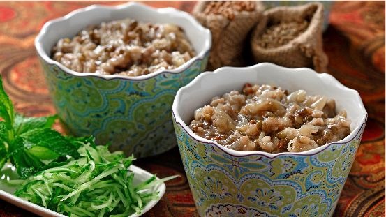 Lentilles et champignons cuits dans des bols avec du concombre râpé