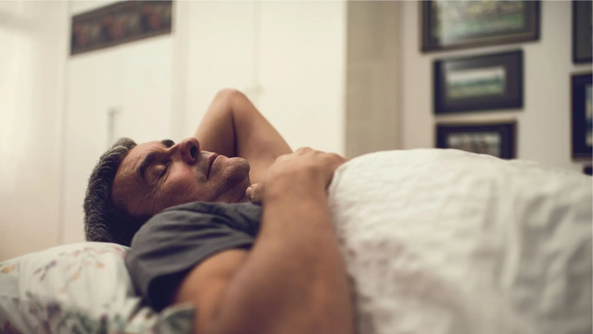 homme dormant dans son lit