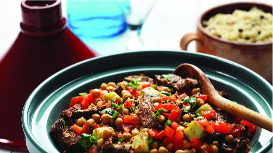 Bol rempli de pois chiches, d'agneau, de tomates hachées, de couscous et de persil
