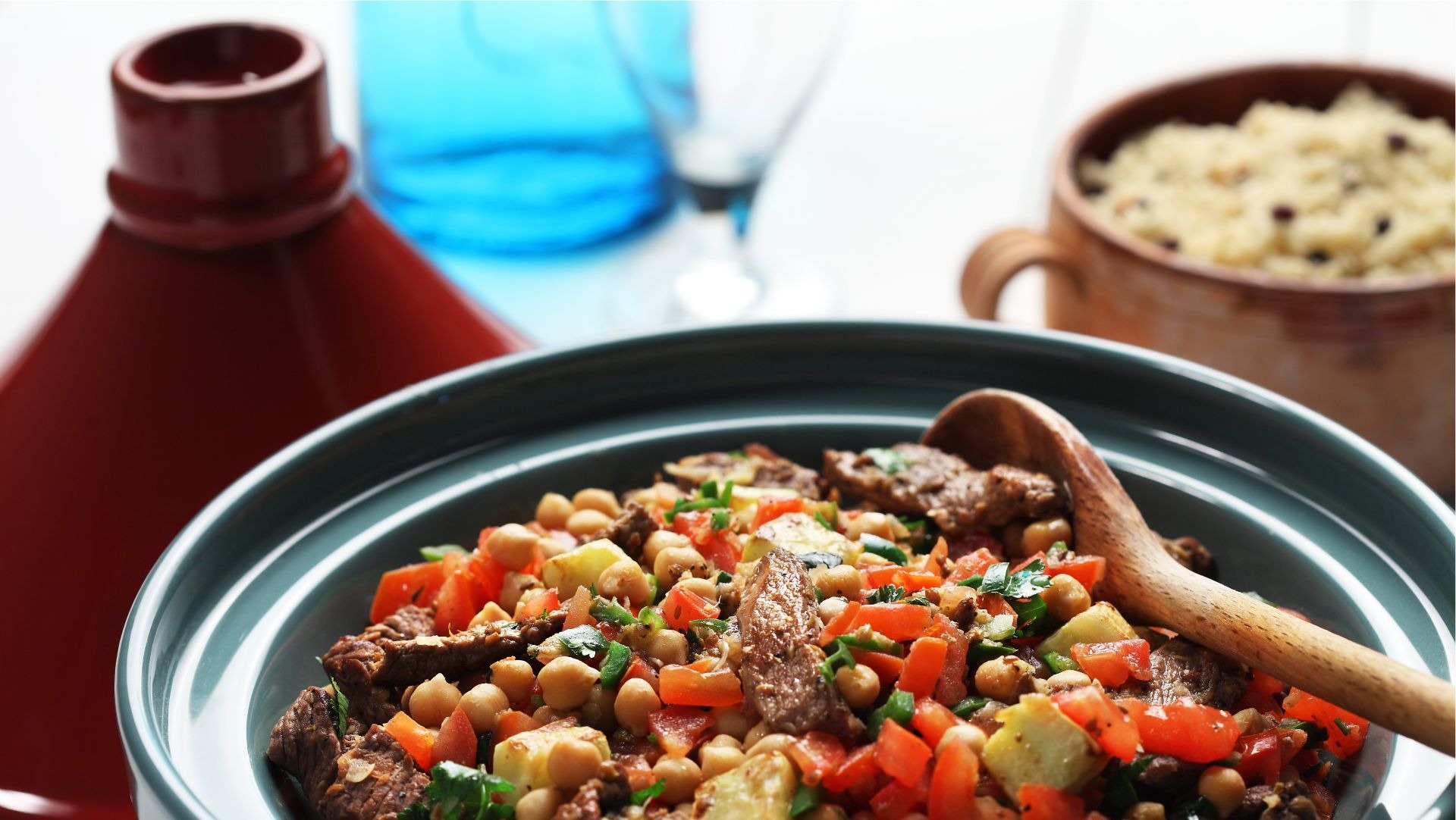 Bol rempli de pois chiches, d'agneau, de tomates hachées, de couscous et de persil