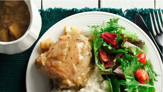 cajun ail poulet cuisse purée de pommes de terre et salade