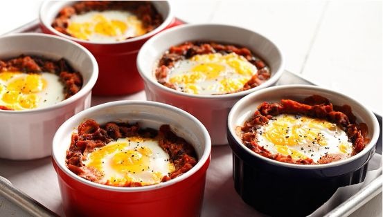 Oeufs au four dans des plats de ramequins