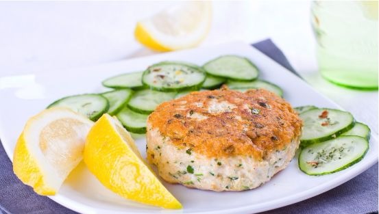 Galette de saumon avec des tranches de concombre et de citron