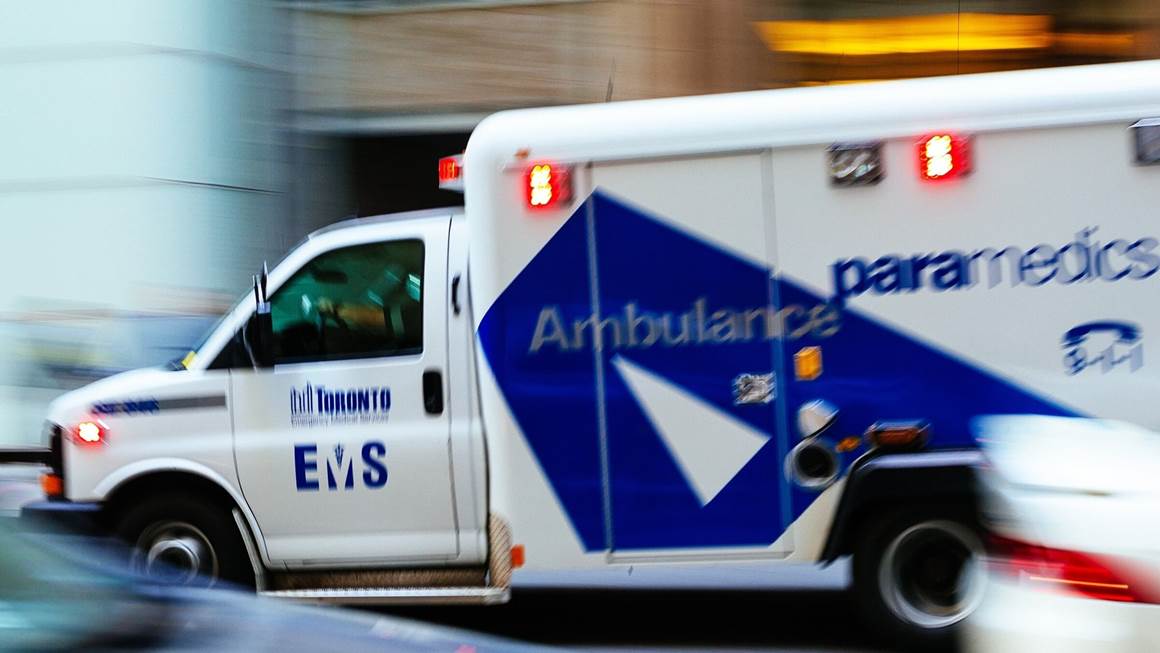  Paramédical Ambulance Les services médicaux d'urgence de Toronto (EMS) accélèrent le trafic à travers le centre-ville