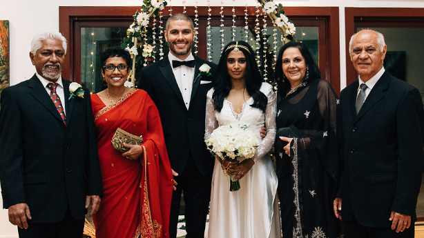 <p>Une famille unie : Nalaka et Kumari (parents de Lakna), Regis et Lakna, et Edina et Pedroi (parents de Regis).</p> <p>Une famille unie : Nalaka et Kumari (parents de Lakna), Regis et Lakna, et Edina et Pedroi (parents de Regis).</p>