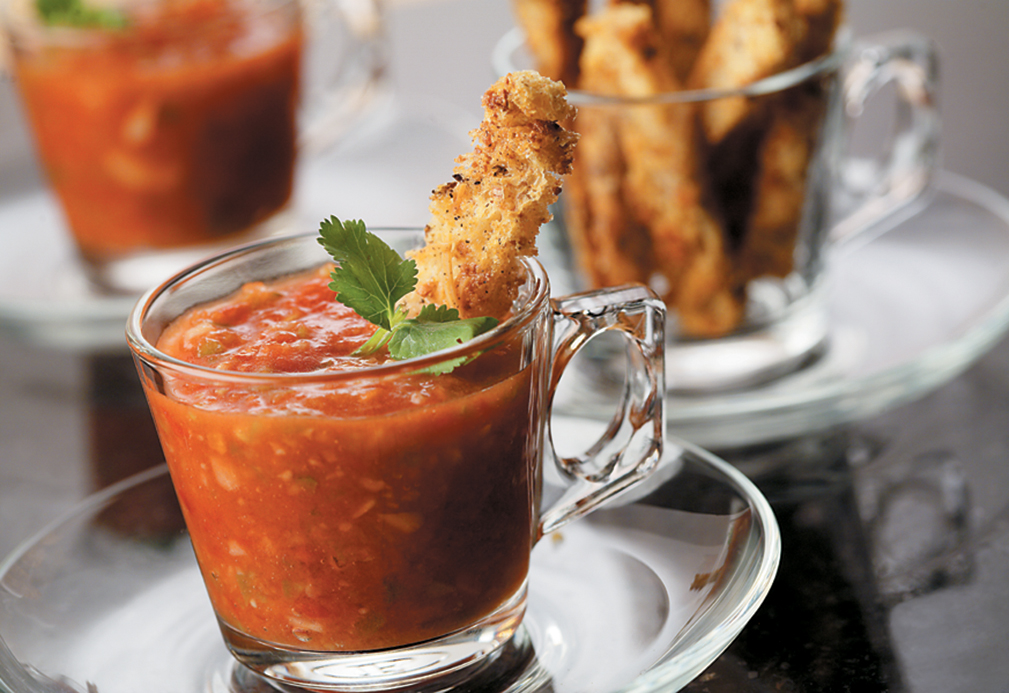 Gazpacho avec croûtons multigrain dans un mug verre.