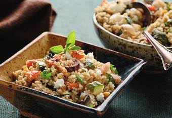 Salade méditerranéenne aux légumes rôtis et couscous de blé entier dans un bol carré.