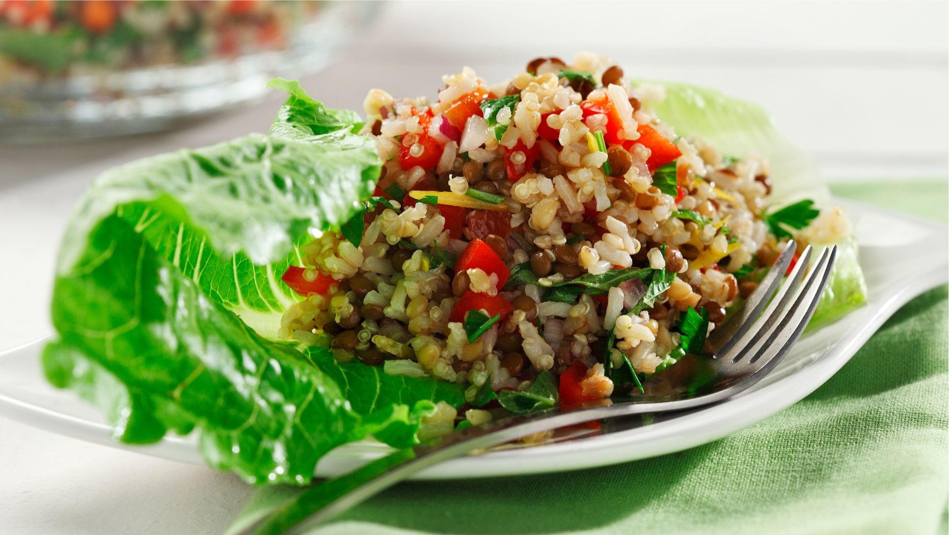 Salade aux trois grains avec fromage de chèvre sur une feuille de laitue.