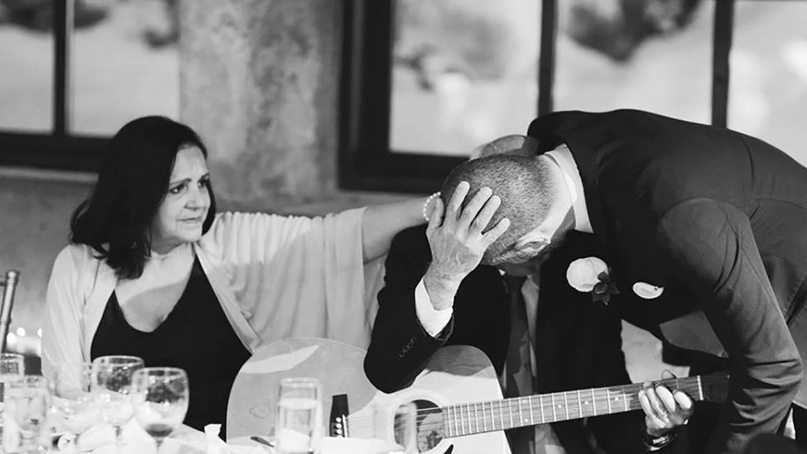 À ce mariage, Regis embrasse son père, Pedro, après que ce dernier, qui se rétablissait d’un AVC, lui ait offert une chanson avec sa guitare. 