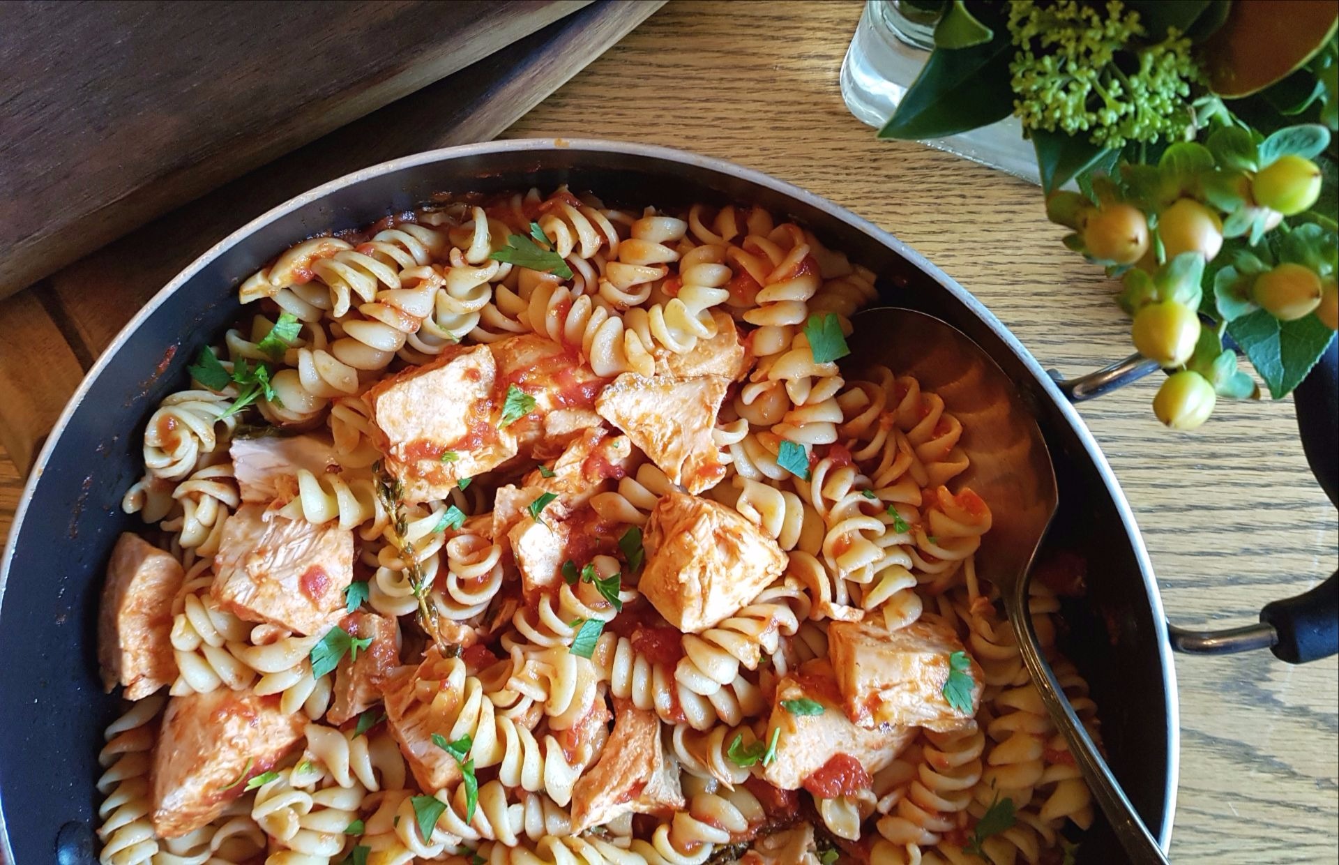 Poêlée de saumon cuit, pâtes fusilli, sauce tomate et persil