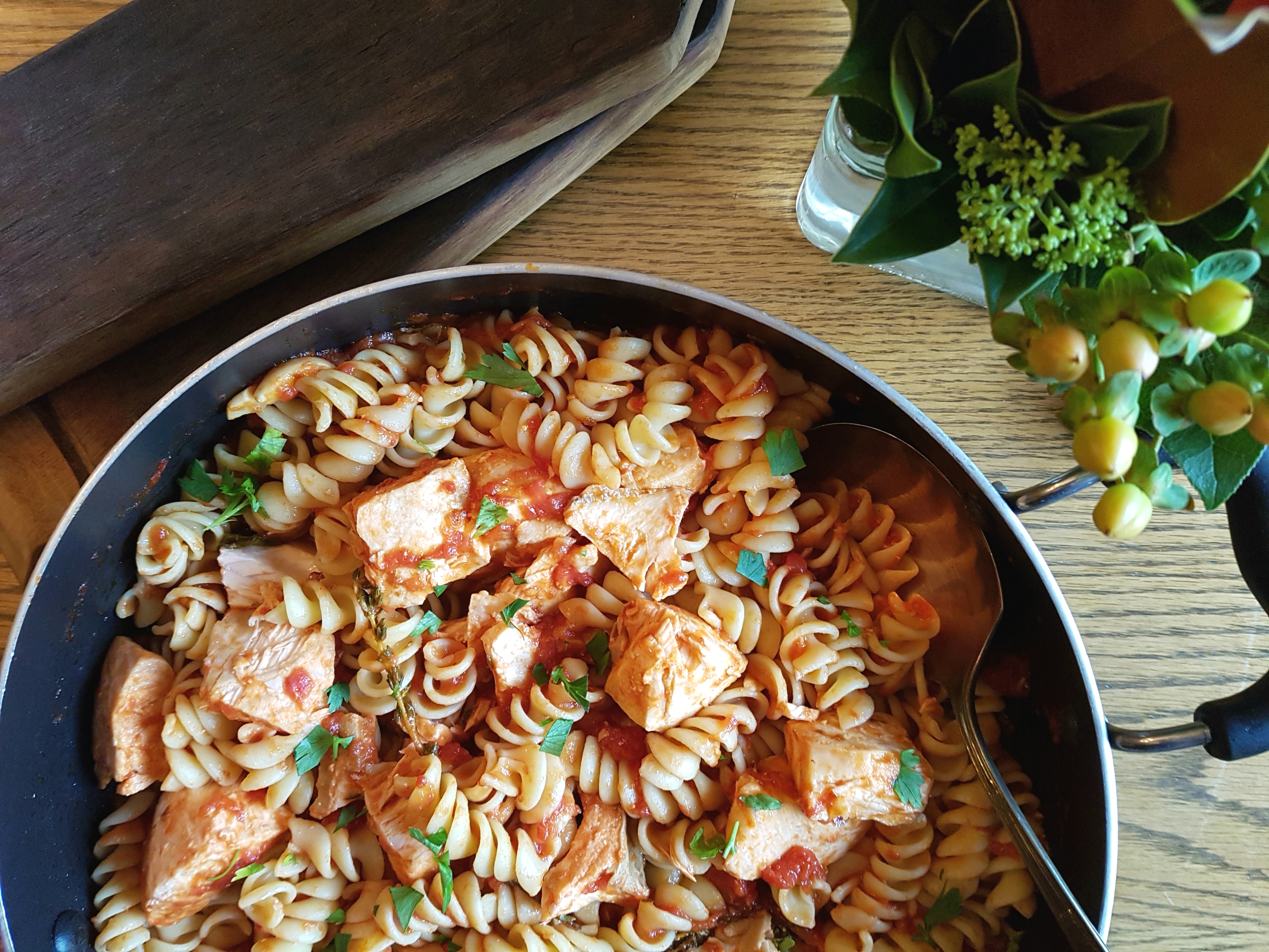 Poêlée de saumon cuit, pâtes fusilli, sauce tomate et persil