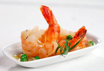  Crevettes cuites et petits pois servis sur assiette blanche